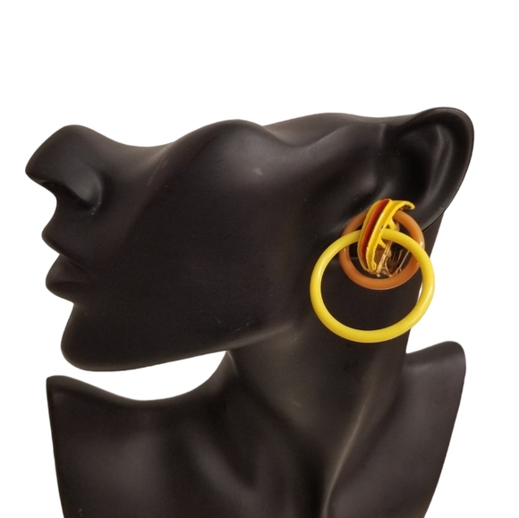 MODE ART VINTAGE 1960s ACRYLIC DOUBLE HOOP TWO TONE CLIP ON EARRINGS - Picture 1 of 5